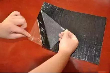 自粘防水卷材在高溫條件下揭膜難的原因解析及解決辦法！